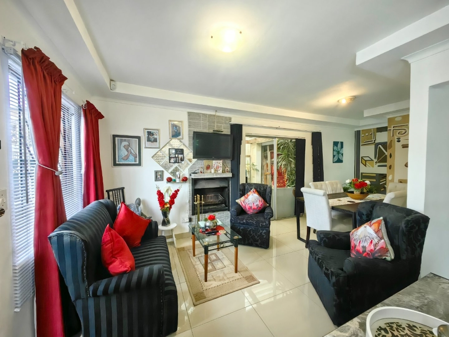 4 Bedroom Property for Sale in Lavender Hill Western Cape